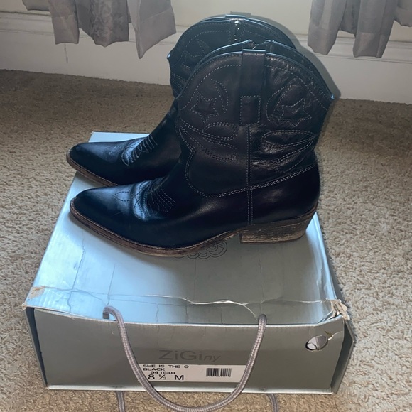 Cowgirl boots - Picture 1 of 3